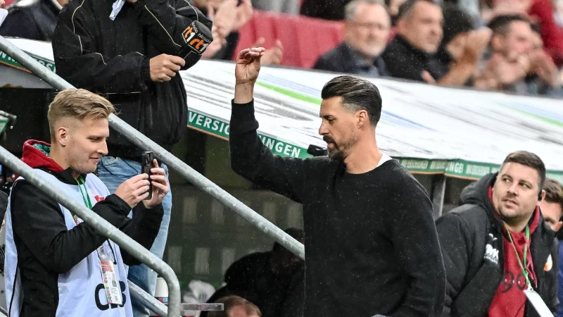 Sandro Wagner reagiert nach dem Abpfiff mit einer Geste Richtung Publikum. - &copy; Harry Langer/dpa