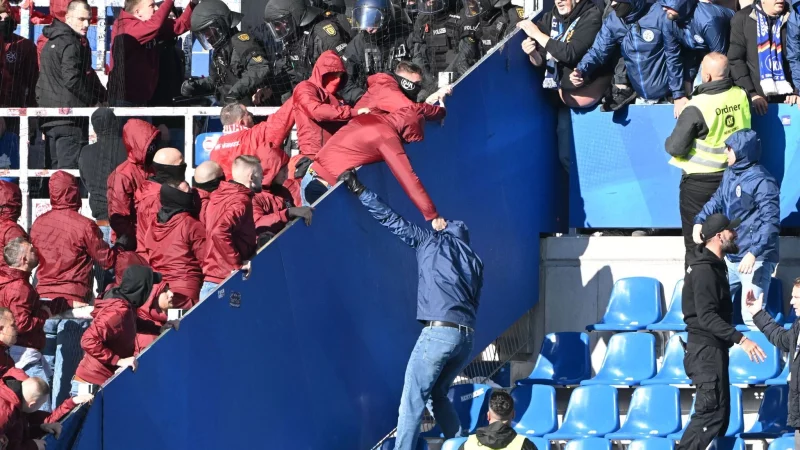 Im Karlsruher Wildpark kam es am Samstag zu heftigen Fan-Ausschreitungen. - © Uli Deck/dpa