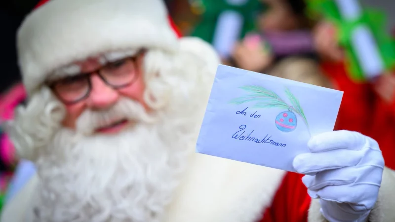 Wenn dem Kind Zweifel kommen, ob es den Weihnachtsmann wirklich gibt, k&ouml;nnen Eltern mit Nachfragen den Moment zur &laquo;Enth&uuml;llung&raquo; nutzen. - &copy; Patrick Pleul/dpa/dpa-tmn