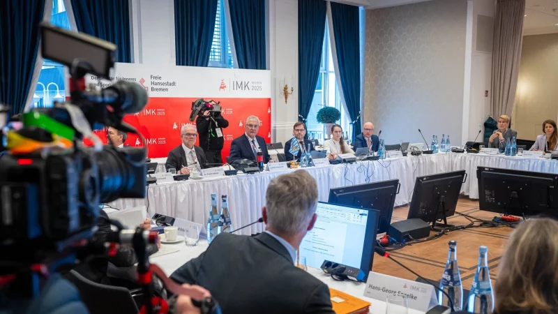 Die Innenministerkonferenz berät unter anderem über Sicherheit in Fußball-Stadien. - © Sina Schuldt/dpa