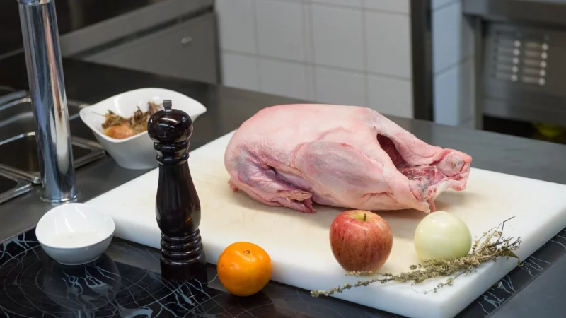 Nach dem vollst&auml;ndigen Auftauen sollte die Gans direkt zubereitet werden, um die Vermehrung von Keimen zu minimieren. - &copy; Tobias Hase/dpa-tmn