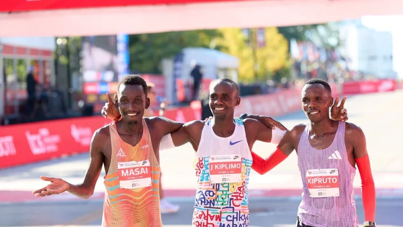 Jacob Kiplimo (M) aus Uganda hat den Chicago-Marathon gewonnen. - © Richard Dizon/ZUMA Press Wire/dpa