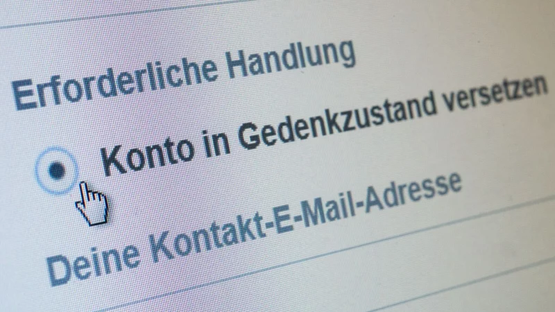 Was soll mit dem digitalen Nachlass geschehen? Schon zu Lebzeiten können Vertrauenspersonen bestimmt werden, die Online-Profile eines Verstorbenen in den Gedenkstatus versetzen. - © Andrea Warnecke/dpa-tmn