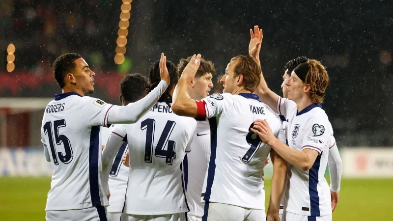 Harry Kane (2.v.r.) erzielte zwei Tore für England - © Mindaugas Kulbis/AP/dpa