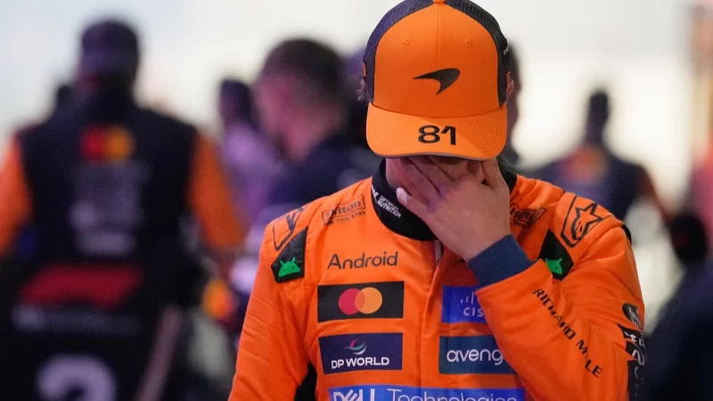 Sinnbildlich für McLaren nach dem Rennen in Katar: Ein sprachloser Oscar Piastri. - © Darko Bandic/AP/dpa