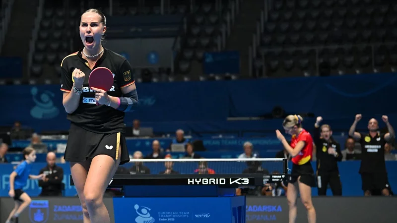 Deutschlands Tischtennis-Star Annett Kaufmann schlägt die Rumänin Bernadette Szöcs im EM-Finale. - © Manfred Schillings/dpa