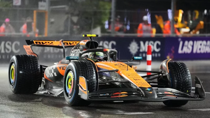 Lando Norris kam mit den Bedingungen am besten zurecht und holte sich die Pole Position. - &copy; Nick Didlick/AP/dpa