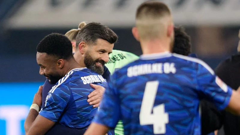 Trainer Miron Muslic (l) lässt die Schalke-Fans vom Aufstieg träumen. - © Bernd Thissen/dpa