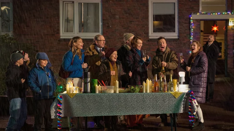 Die Hausgemeinschaft feiert Silvester - aber Prange ist bockig in der Wohnung geblieben. - © Thomas Leidig/NDR/dpa