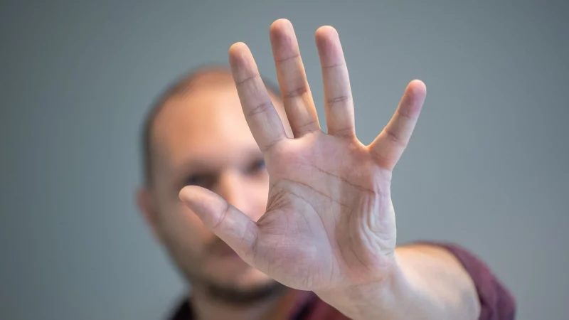 Schwerwiegende Pflichtverletzung: Handgreiflichkeiten am Arbeitsplatz können zur fristlosen Kündigung führen, wie ein Urteil des Landesarbeitsgerichts Niedersachsen zeigt. - © Andrea Warnecke/dpa-tmn