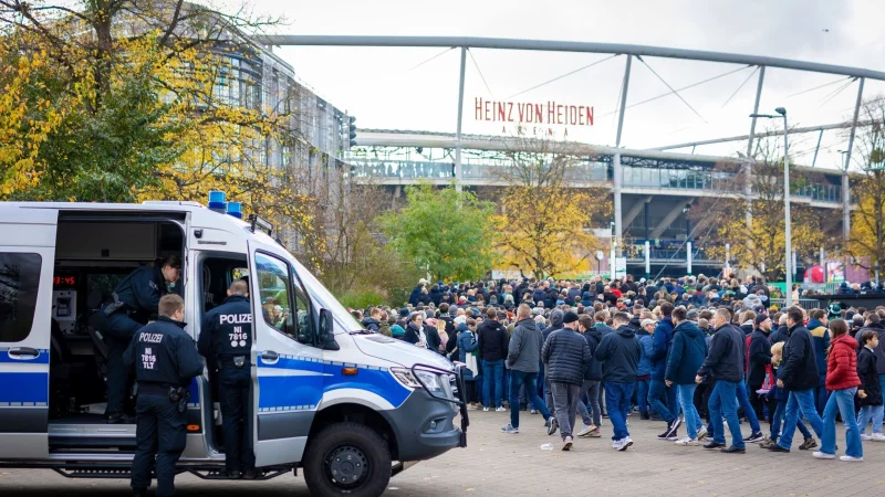 Polizeieinsatz vor dem Stadion in Hannover. - &copy; Moritz Frankenberg/dpa