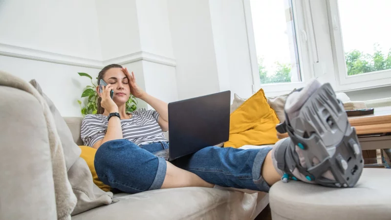 Hält den Rücken frei: Bei unvorhergesehenen Stornierungen durch Krankheit, Arbeitsplatzwechsel oder familiäre Notfälle übernimmt eine Reiserücktrittsversicherung die Kosten. - © Christin Klose/dpa-tmn