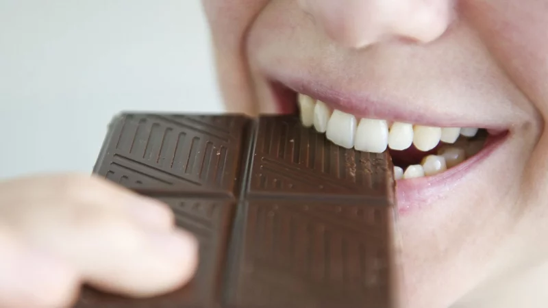 Schokolade sollte deutlich nach Kakao schmecken, leicht cremig sein und auf der Zunge zergehen. - &copy; Franziska Gabbert/dpa-tmn