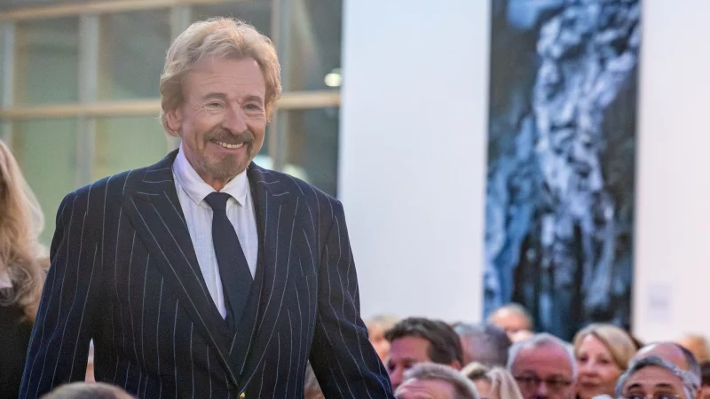 Moderator Thomas Gottschalk will sich nach einem Abschied aus dem TV-Geschäft für mindestens ein Jahr aus der Öffentlichkeit zurückziehen und reisen. (Archivbild) - © Armin Weigel/dpa