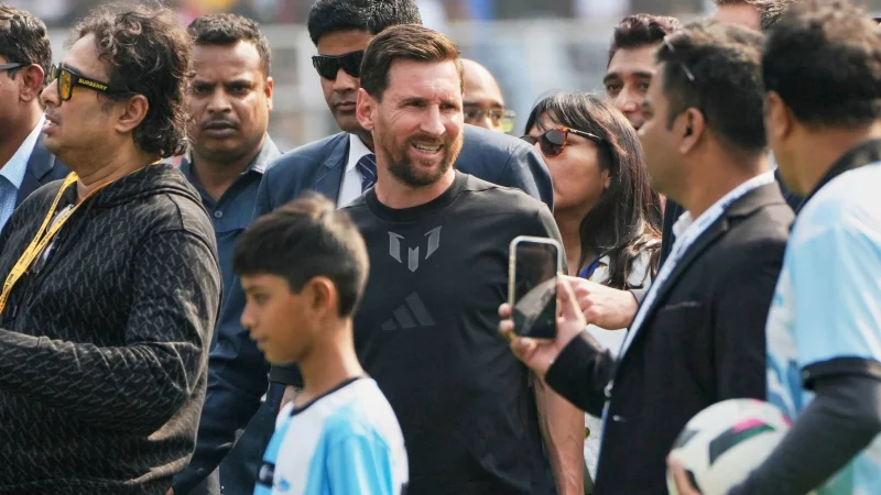 Fu&szlig;ball-Star Lionel Messi ist in Indien unterwegs. - &copy; Bikas Das/AP/dpa