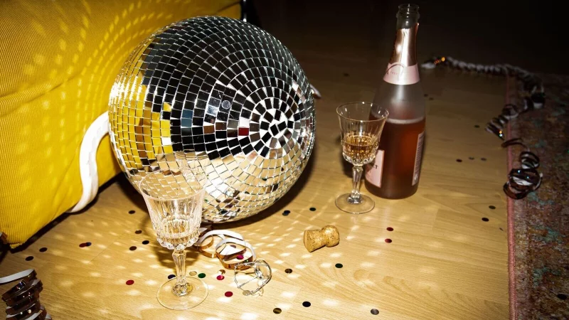 Nach einer durchzechten Nacht k&ouml;nnen Elektrolyte am n&auml;chsten Morgen den Kater etwas lindern. - &copy; Christin Klose/dpa-tmn