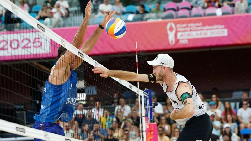 T&eacute;o Rotar aus Frankreich blockt den Schlag von Clemens Wickler (r) im Spiel um Platz drei. - &copy; James Elsby/AP/dpa