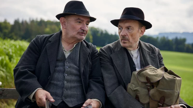 Silvan Heingeiger (Sigi Zimmerschied, l.) nimmt den Schuster Julius Kraus (Josef Hader) mit seiner Kutsche mit zum Leder kaufen in einer Szene des Fernsehzweiteilers &laquo;Sturm kommt auf&raquo;. - &copy; Fabio Eppensteiner/ZDF/dpa