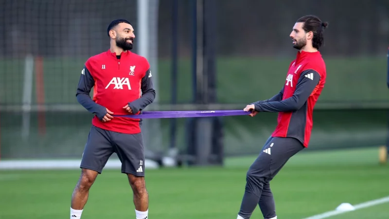 Mohamed Salah (l.) hatte am Wochenende scharfe Kritik geäußert. - © Tim Markland/PA Wire/dpa