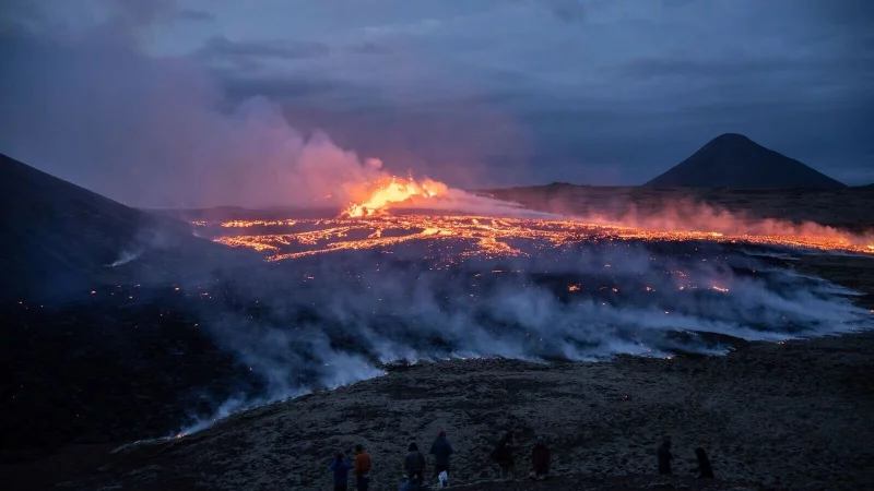 Typisch Island: Vor zweieinhalb Jahren ergoss sich am Fagradalsfjall im S&uuml;den Islands ein fl&uuml;ssiger Lavastrom, der sich kilometerlang durchs Tal von Geldingadalir fra&szlig;. - &copy; Marco Di Marco/AP/dpa-tmn