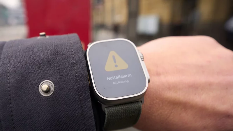 Achtung, Gefahr! Die Nutzung von Warn-Apps und das Befolgen behördlicher Anweisungen sind zentrale Bestandteile des Selbstschutzes. - © Thomas Frey/dpa