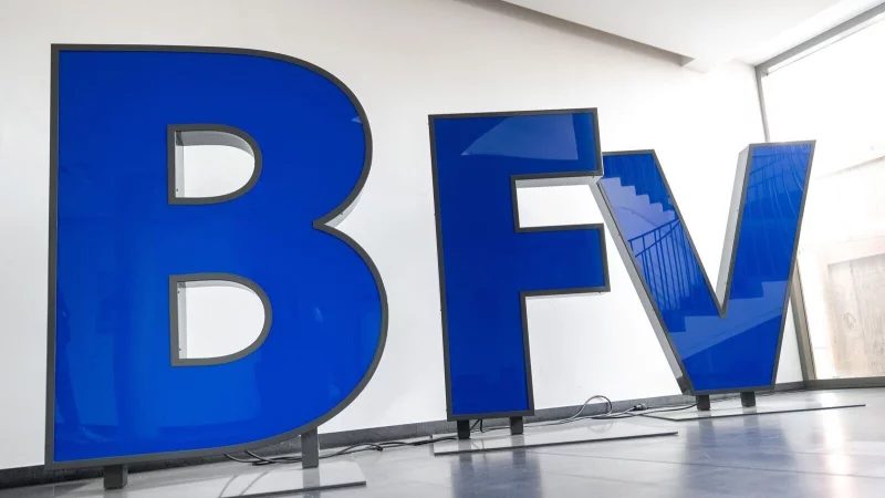 Der BFV setzt auf verschiedene Maßnahmen nach einer Todesdrohung gegen einen zwölf Jahre alten Schiedsrichter. (Archivbild) - © Peter Kneffel/dpa