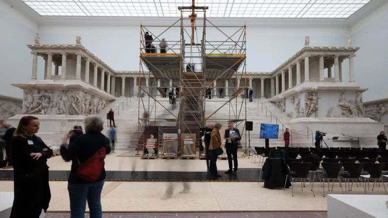Der Pergamonaltar im Pergamonmuseum soll im Frühjahr 2027 wieder zugänglich sein. - © Markus Lenhardt/dpa
