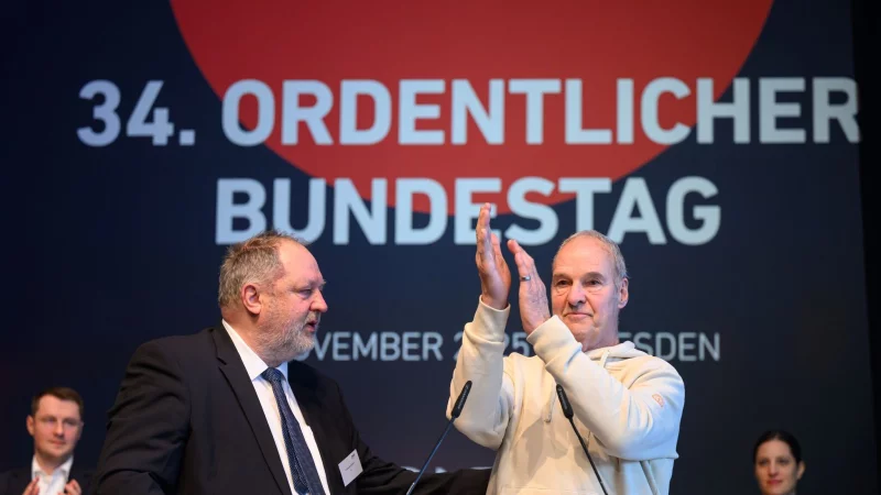 Der fr&uuml;here Weltklasse-Handballer Wolfgang B&ouml;hme ist auf dem DHB-Bundestag mit dem Eintrag ins Goldene Buch geehrt worden. - &copy; Robert Michael/dpa