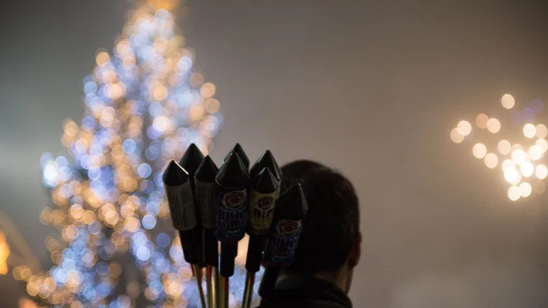 Damit’s nur am Himmel kracht: Worauf Sie bei Feuerwerkskauf und Lagerung achten sollten. - © Lino Mirgeler/dpa-tmn