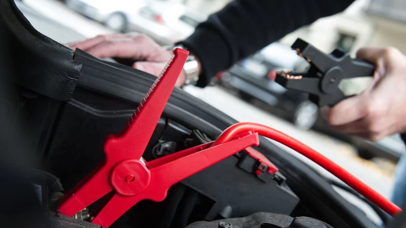 Ein Starthilfekabel ist schon mal die halbe Miete. Nur: Welche Klemme kommt zuerst? - © Andrea Warnecke/dpa-tmn