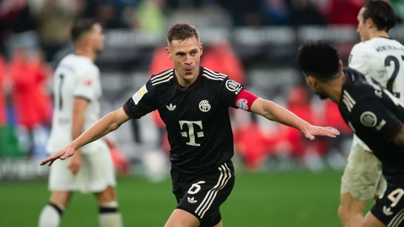 Bayerns Joshua Kimmich jubelt &uuml;ber sein F&uuml;hrungstor in M&ouml;nchengladbach. - &copy; Marius Becker/dpa