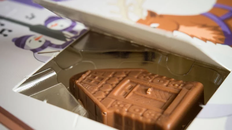 Mit Alkohol oder ohne? Eltern studieren bei Fertigkalendern sicherheitshalber lieber die Zutatenliste. - &copy; Patrick Pleul/dpa/dpa-tmn