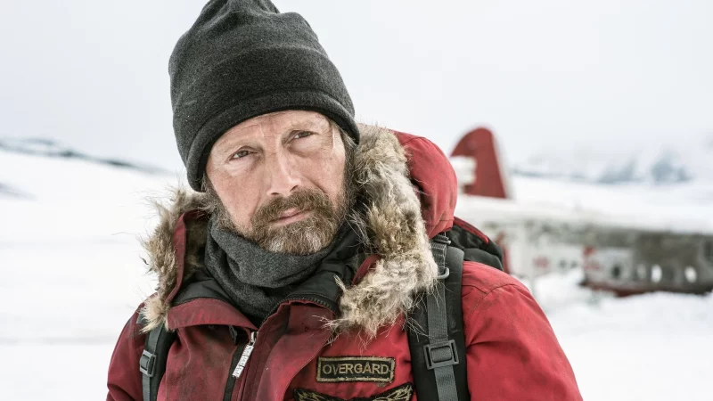 Arctic Pilot Overg&aring;rd (Mads Mikkelsen) ist seit dem Absturz seines Flugzeugs in der Arktis auf sich allein gestellt. - &copy; -/Arctic The Movie LLC/ARTE F/dpa