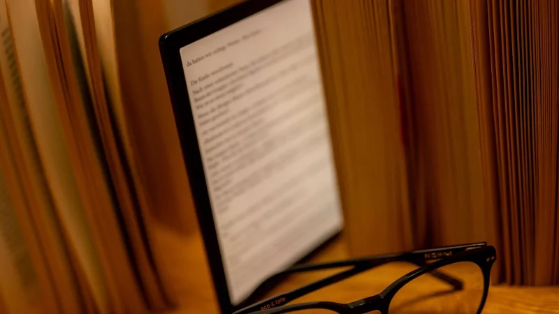 E-Books sind insgesamt deutlich umweltfreundlicher als klassische Bücher. Das geht aus einer Untersuchung der Stiftung Warentest hervor. - © Monika Skolimowska/dpa/dpa-tmn