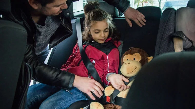 Lange Autofahrten mit Kindern werden schnell zur Geduldsprobe: Gut greifbares Spielzeug und gro&szlig;e Kuscheltiere bieten unterwegs beste Unterhaltung. - &copy; Christin Klose/dpa-tmn