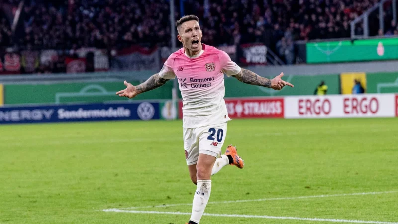 Alejandro Grimaldo geh&ouml;rt bei Bayer Leverkusen derzeit zu den Leistungstr&auml;gern. (Archivbild) - &copy; David Inderlied/dpa