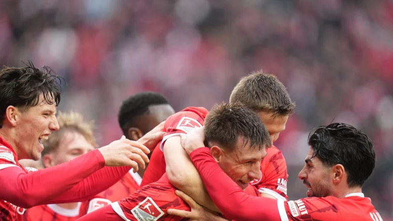Jubel beim FCK: Mit einem Sieg gegen Dresden halten die Pfälzer Kontakt zur Tabellenspitze. - © Thomas Frey/dpa