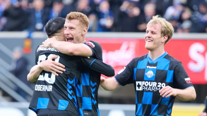 Zweimal Grund zur Freude: Paderborn ist neuer Tabellenf&uuml;hrer. - &copy; Bernd Thissen/dpa