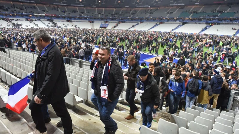 Nach dem Schlusspfiff versammelten sich viele Fans auf dem Rasen des Stadions (Archivbild). - &copy; picture alliance / dpa