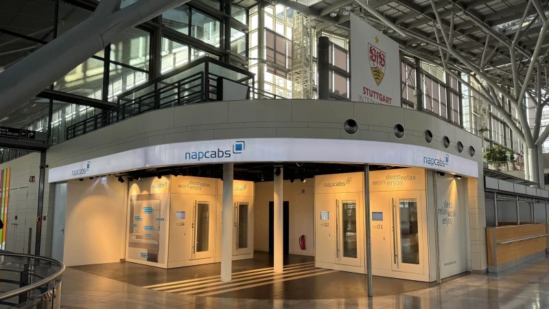 Nickerchen auf wenigen Quadratmetern: In Terminal 1 im Flughafen Stuttgart stehen nun vier Schlafkabinen f&uuml;r Reisende bereit. - &copy; Flughafen Stuttgart GmbH/dpa-tmn