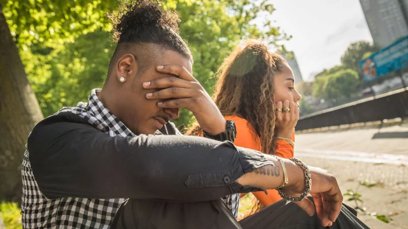 Die Trennung ist nicht mehr zu vermeiden: F&uuml;r beide beginnt ein Leidensweg. Frauen hilft das Reden dar&uuml;ber. Das sollten auch M&auml;nner tun - doch die verdr&auml;ngen meist eher. - &copy; Christin Klose/dpa Themendienst/dpa-tmn