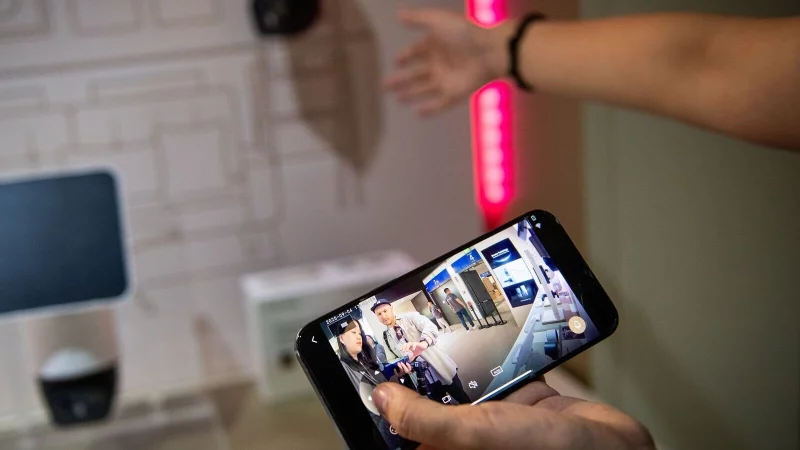 Per Smartphone lassen sich vernetzte &Uuml;berwachungskameras bequem steuern und kontrollieren. - &copy; Zacharie Scheurer/dpa-tmn