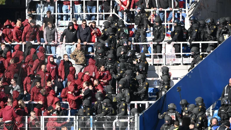 Die Polizei musste die Situation auf den Rängen nach dem Schlusspfiff beruhigen. - © Uli Deck/dpa