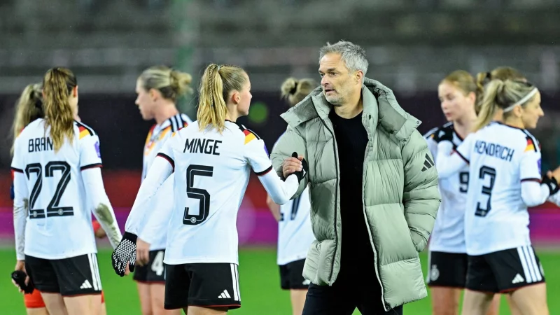 Unzufrieden mit dem 0:0 auf dem Betzenberg: Bundestrainer Christian Wück. - © Uwe Anspach/dpa