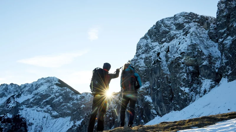 Am besten, wenn es noch hell ist: Wer sich zur dunklen Jahreszeit in die Berge aufmacht, sollte m&ouml;glichst gut geplant haben. - &copy; Angelika Warmuth/dpa/dpa-tmn