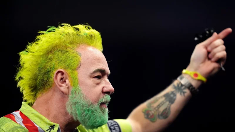 Einzigartiger Auftritt: Der zweimalige Weltmeister Peter Wright. (Archivbild) - &copy; John Walton/PA Wire/dpa