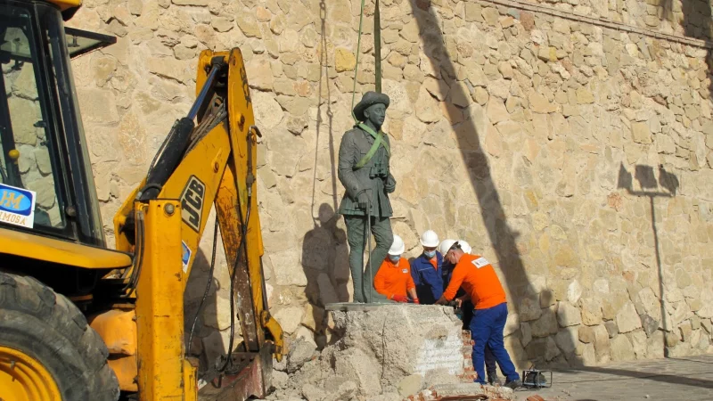 Eine Statue des verstorbenen spanischen Diktators Franco wird vor einer Mauer der Festung Melilla La Vieja mit einem Kran entfernt. - &copy; &Oacute;scar Gim&eacute;nez Barrios/EUROPA PRESS/dpa