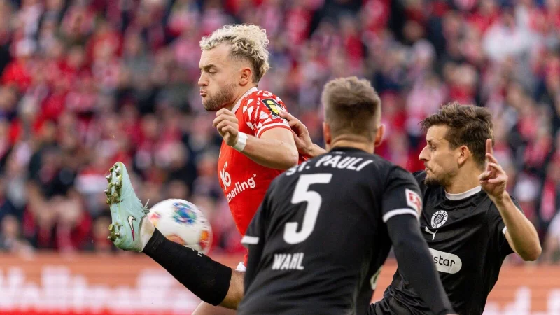 Lieferten sich ein umk&auml;mpftes Kellerduell: Mainz 05 und der FC St. Pauli. - &copy; Torsten Silz/dpa