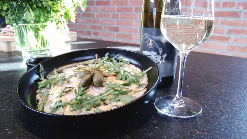 Italienischer Klassiker f&uuml;r den Festtagstisch: Zartes Kalbfleisch trifft auf cremige Thunfischso&szlig;e. - &copy; ---/Kontrollgemeinschaft Deutsches Kalbfleisch/dpa-tmn