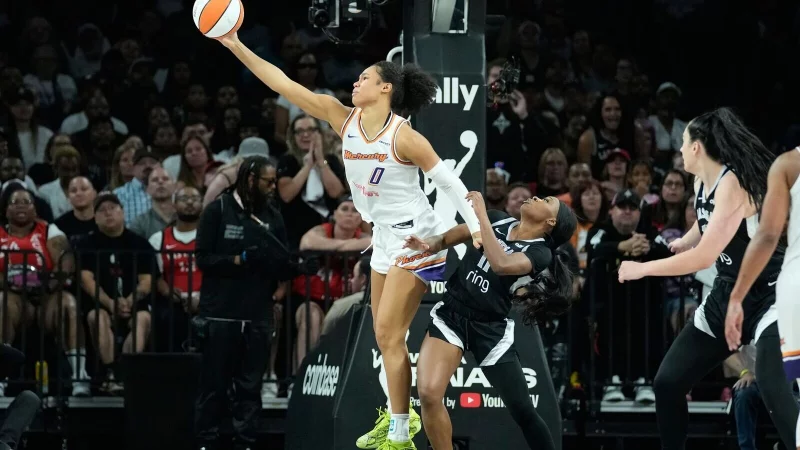 Satou Sabally (in wei&szlig;) verliert auch das zweite Spiel der Finalserie - &copy; John Locher/AP/dpa